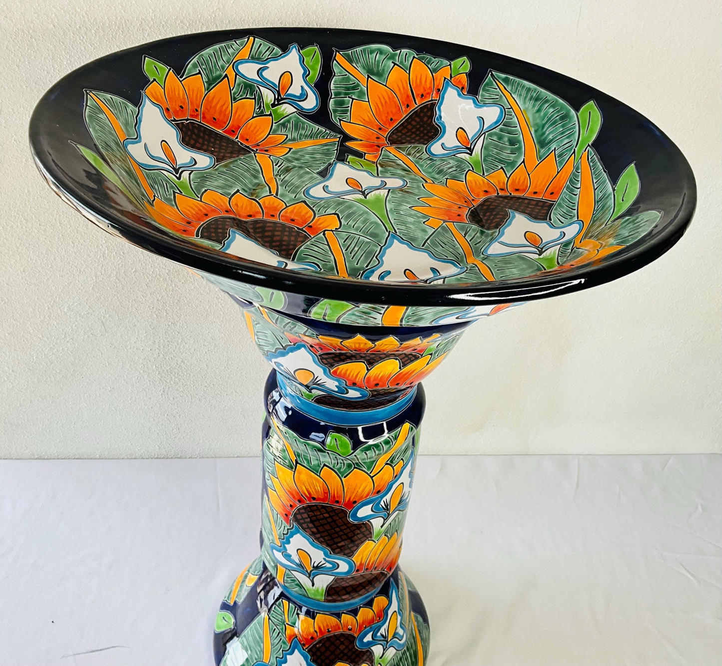 El bebedero para pájaros más grande de cerámica mexicana de Talavera